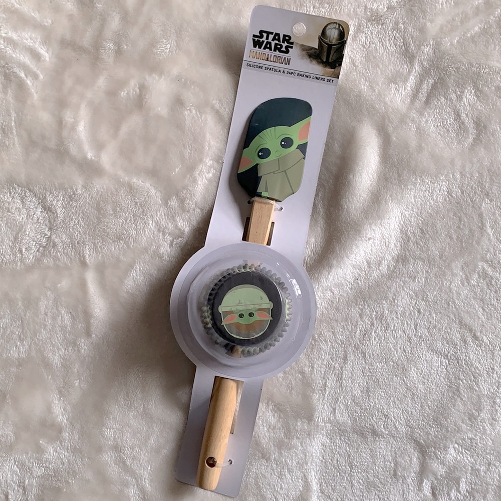 3/$30 NWT Star Wars Mandalorian Spatula Baking Cup Set